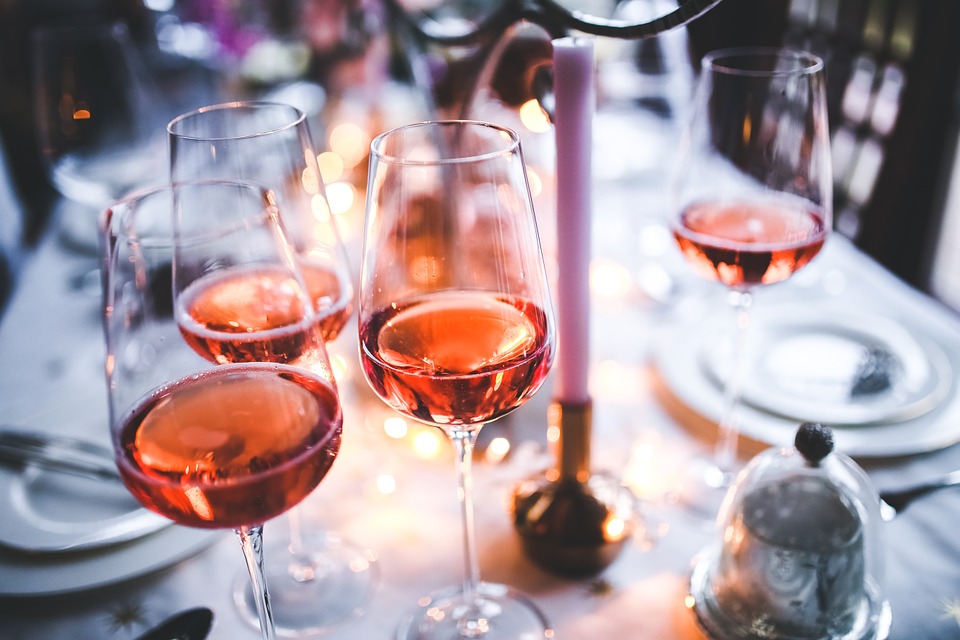Copa de vino y una botella de vino tinto en la mesa en casa ambiente  hogareño acogedor una copa de vino tinto y una botella de vino en la mesa  de la
