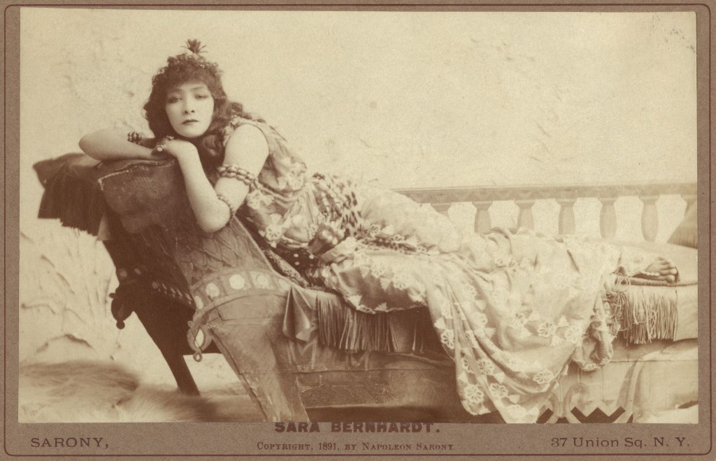 Sarah Bernhardt interpretando  cleopatra