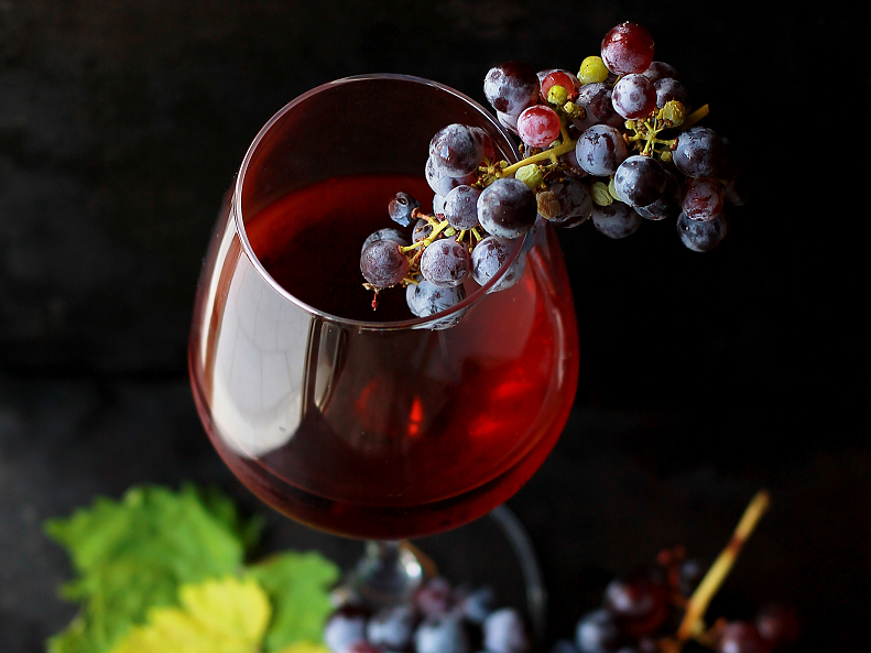 rosé-wine-with-grapes