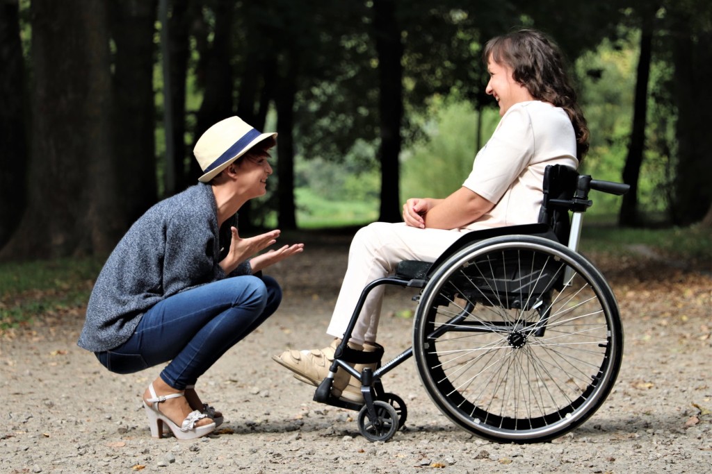 mujer silla ruedas