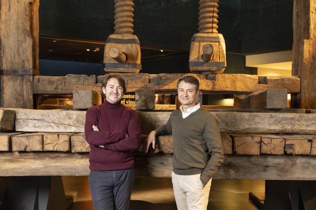 Dos miembros de la familia Vivanco posando en el interior de la bodega